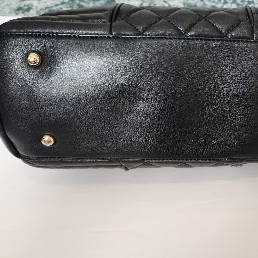 Guess by Marciano. Classic quilted "Chanel- Style" Shoulder Bag with Gold Chain - Picture 6 of 9